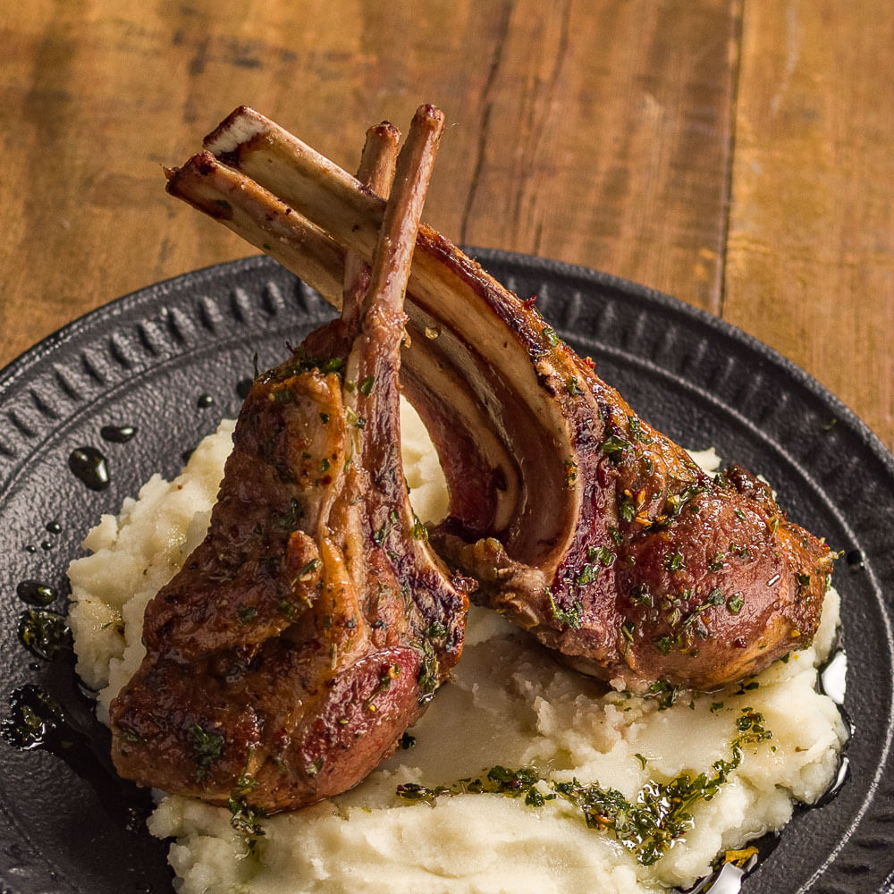 Receita de Carré curto ovino na churrasqueira com couscous de quinoa