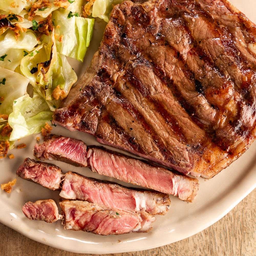 Receita de Chuleta acompanhada de Salada de Repolho tostado