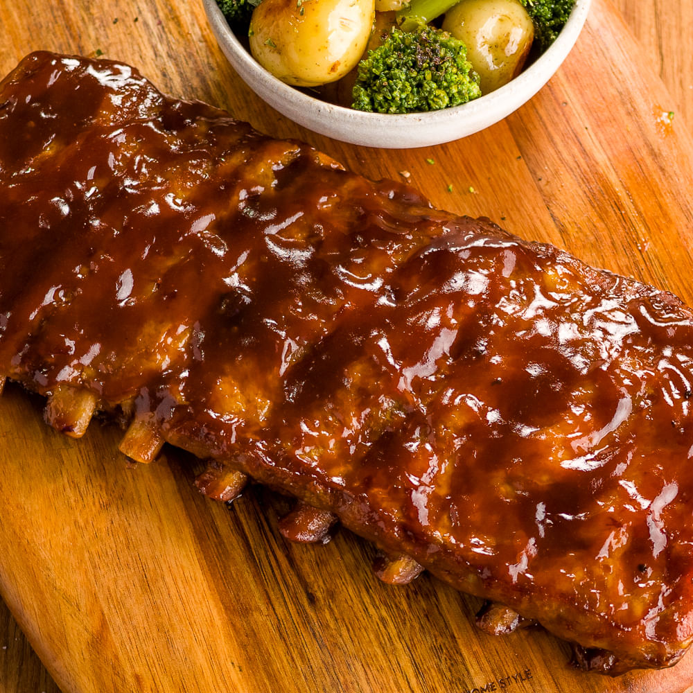 Receita de Costela suína com barbecue acompanhada de batata bolinha e brócolis salteados