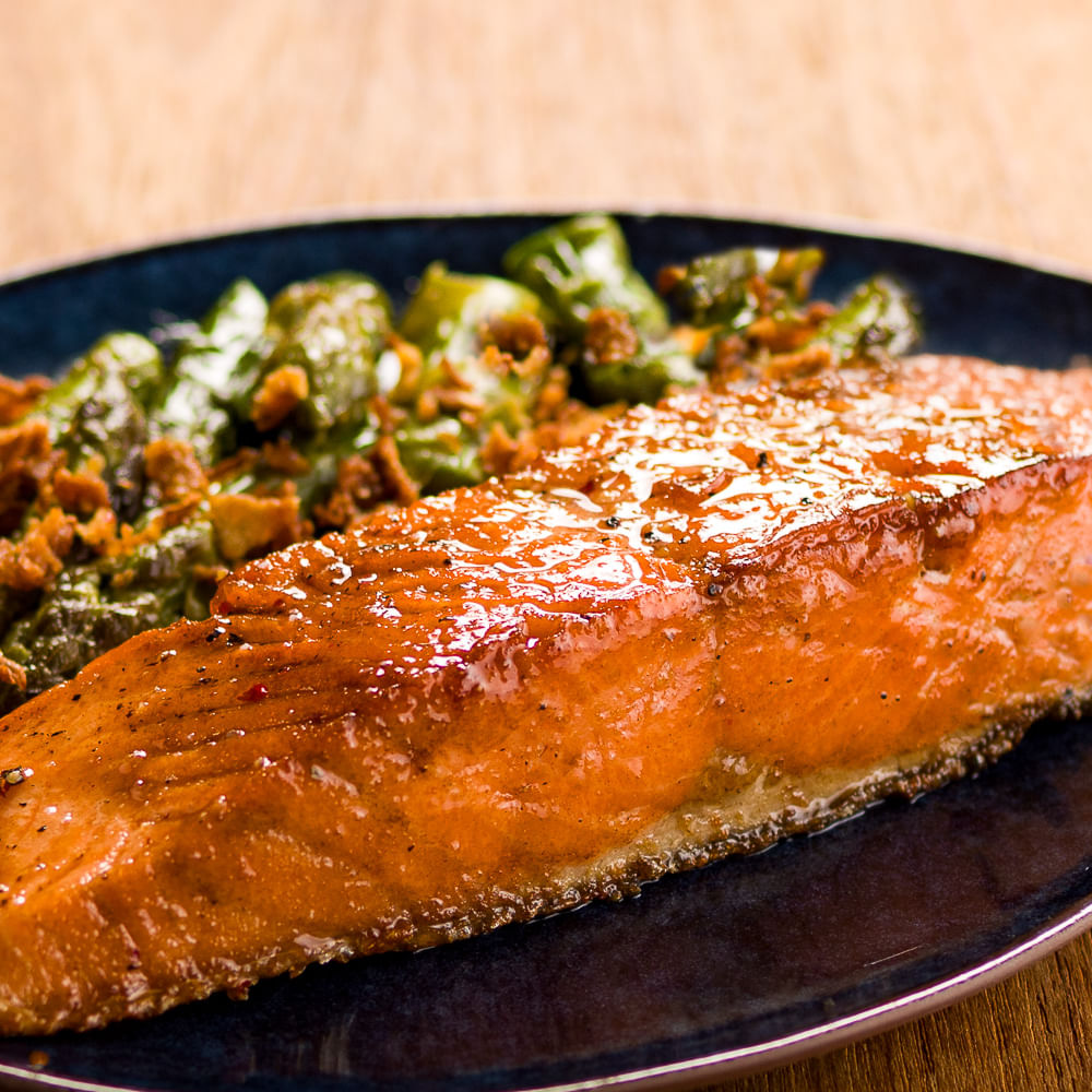 Receita de Salmão grelhado com aspargos e cebola crispy