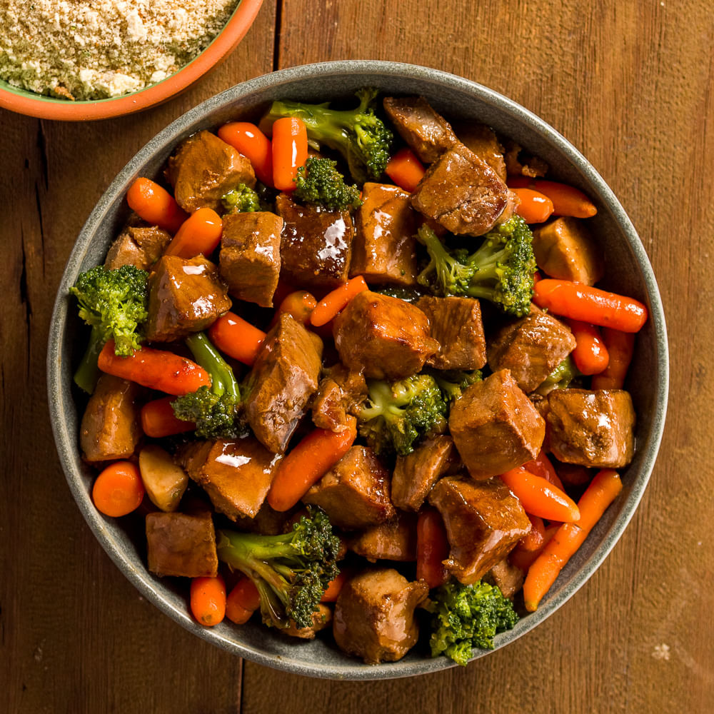Receita de Cubos de coxão mole ao molho com cenoura e brócolis