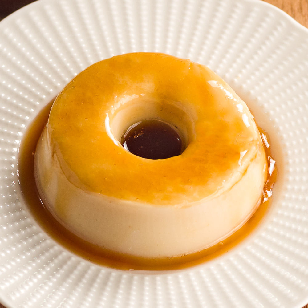Receita de Pudim de Leite Acompanhado de Praliné de Nozes