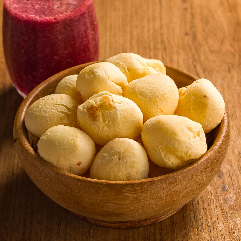 Receita de Pão de queijo com smoothie de amora