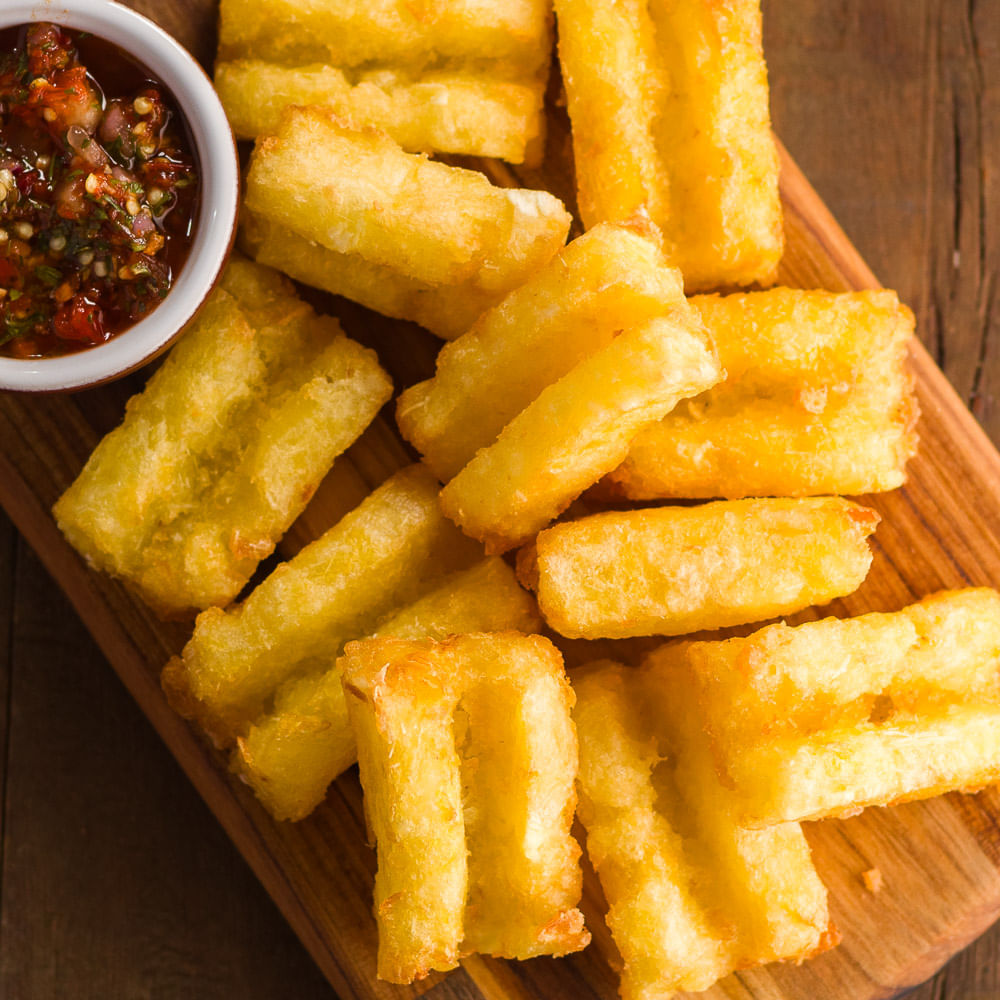 Receita de Mandioca frita com vinagrete de pimenta biquinho