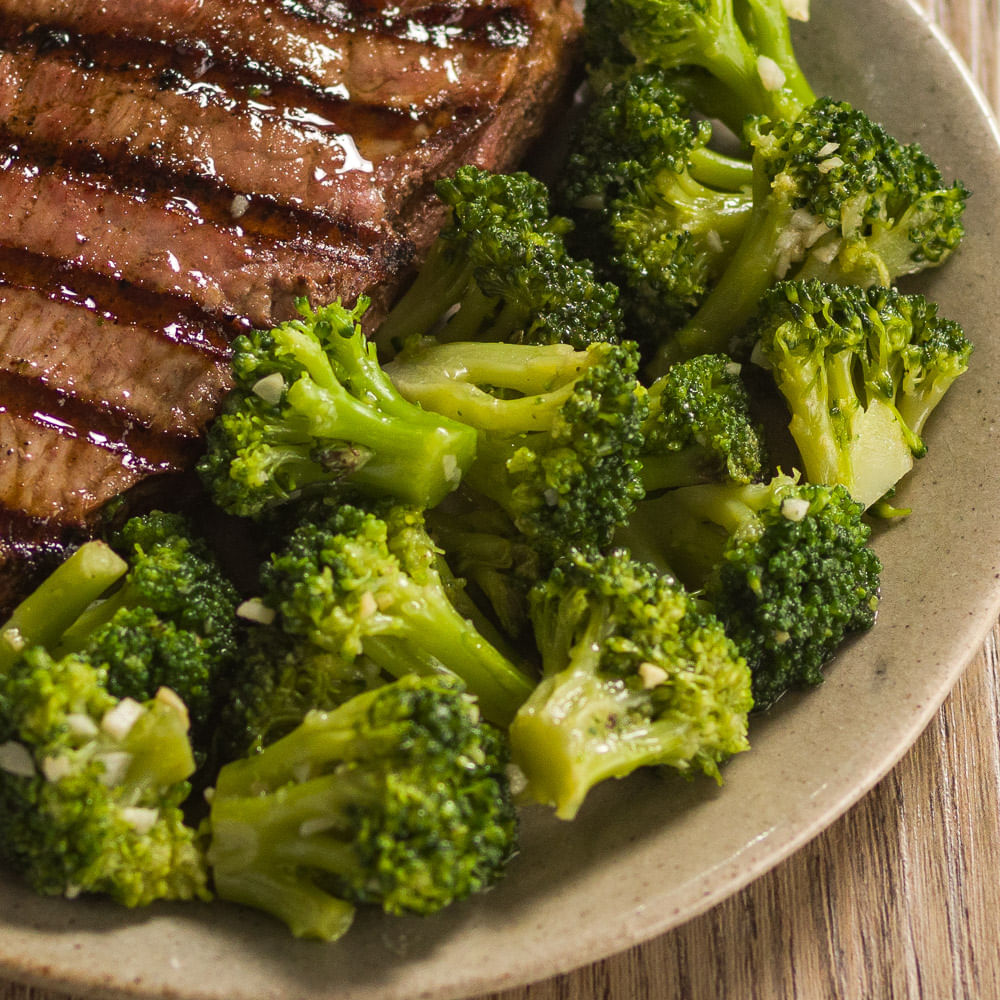 Receita de Brócolis na manteiga e alho acompanhado de picanha grelhada