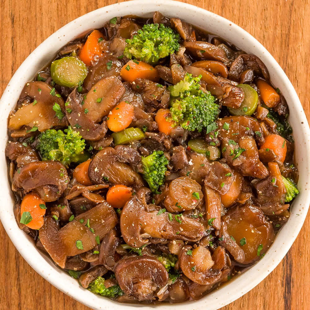 Receita de Refogado de Champignon com Cenoura e Aspargos, acompanhado de frango grelhado