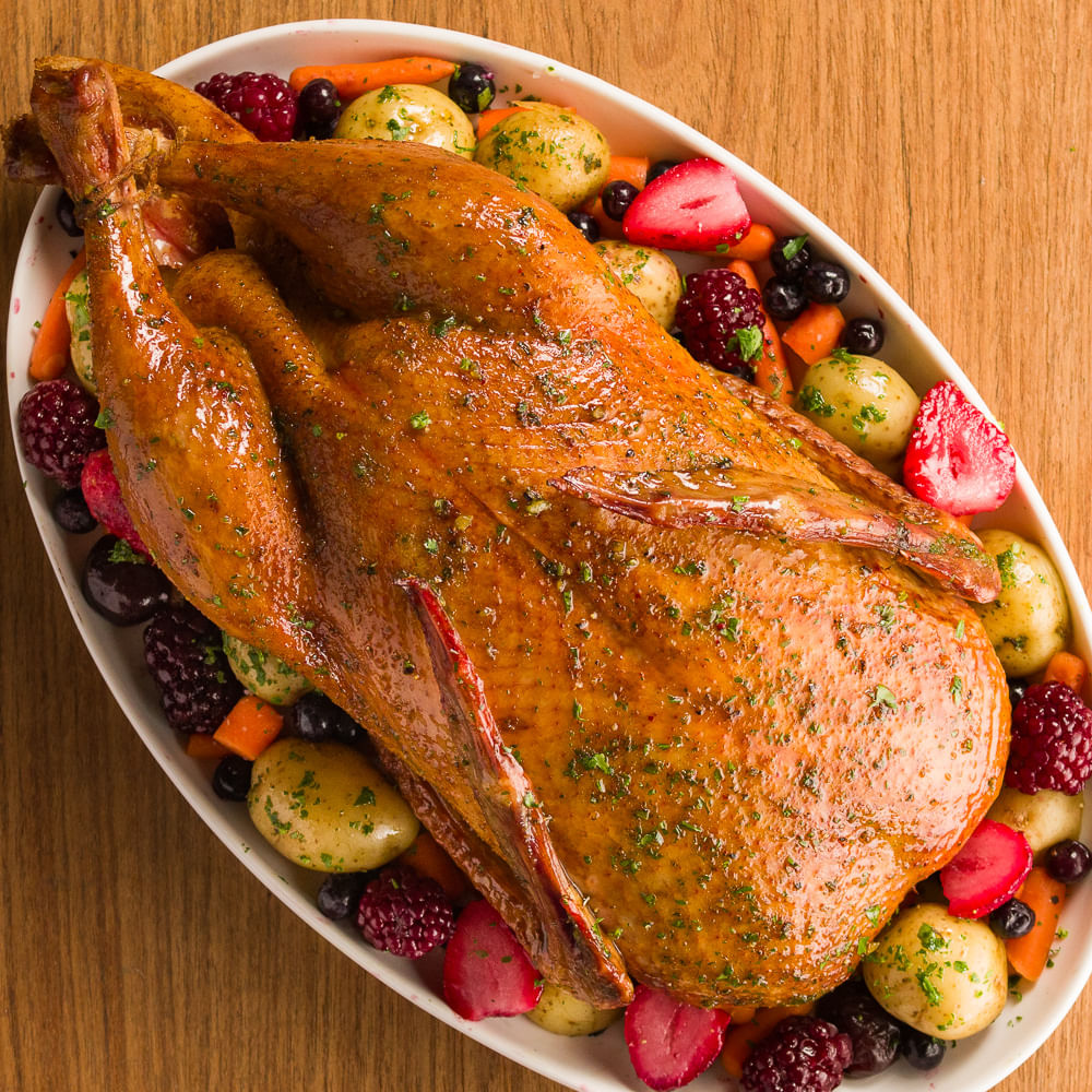 Receita de Pato assado com batata, cenoura e frutas vermelhas