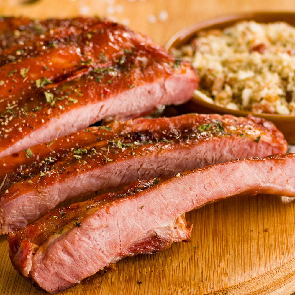 Receita de Costela suína assada com farofa de cebola e bacon