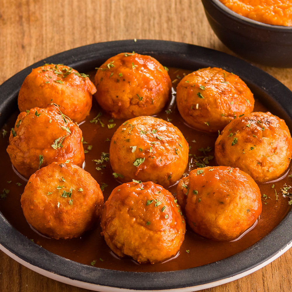 Receita de Almôndega de frango ao molho e purê de cenoura