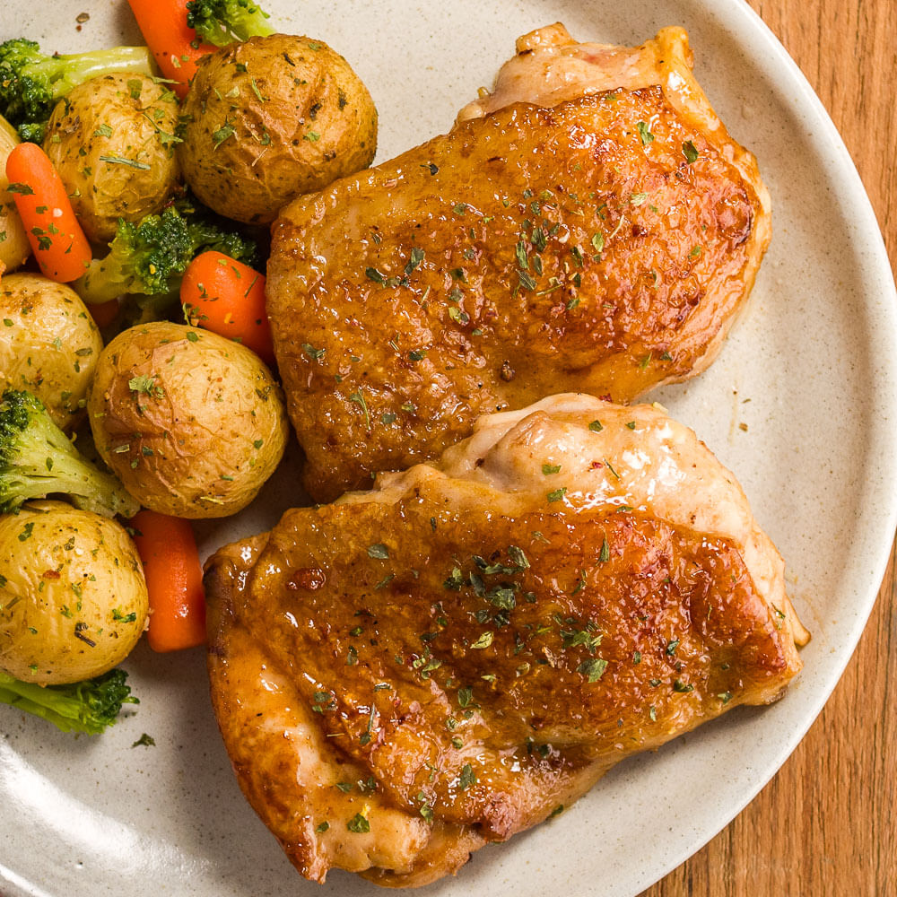 Receita de Filé de sobrecoxa grelhado com batata bolinha, brócolis e cenoura salteada
