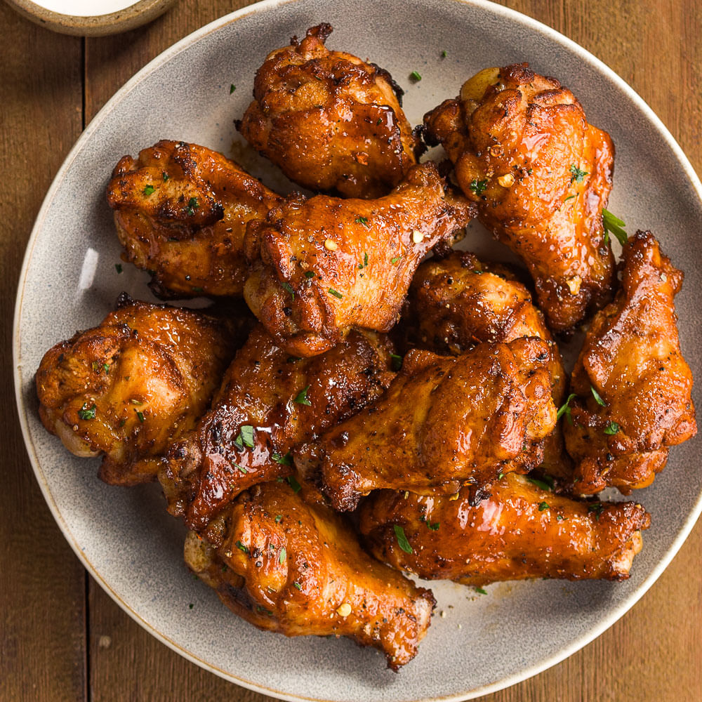 Receita de Coxinha da asa agridoce com molho de alho defumado