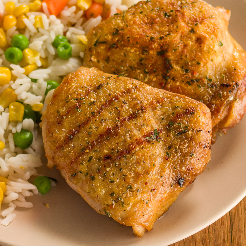 Receita de Sobrecoxa assada com arroz primavera