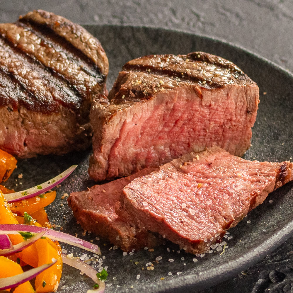 Receita de Filé mignon na brasa com salada de batata e alho poro
