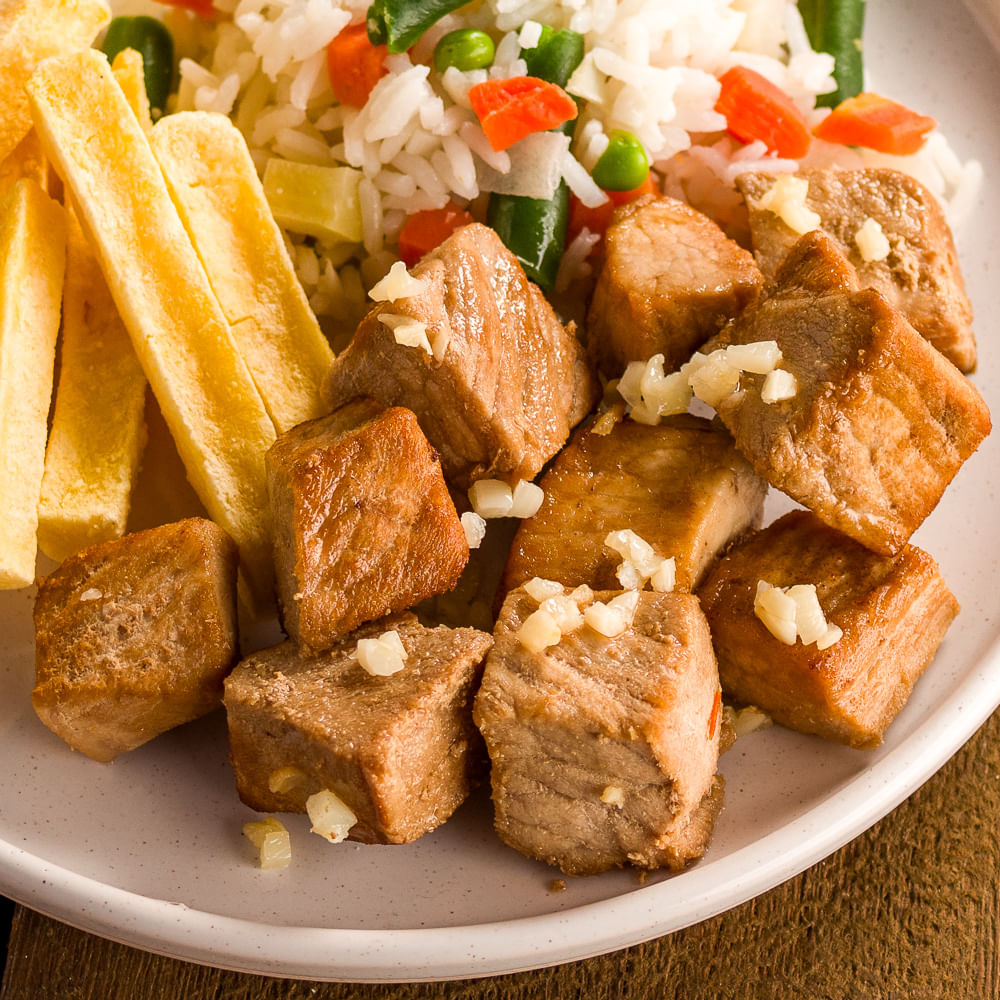 Receita de Cubos de Pernil Grelhado com Arroz de Leguminosas e Polenta Frita