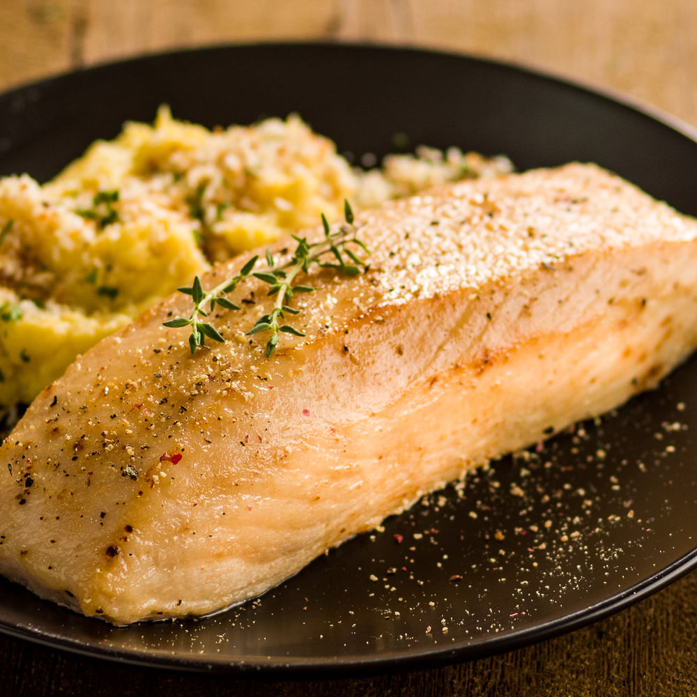 Receita de Lombo de pirarucu com purê de banana da terra e farofa de pão de alho