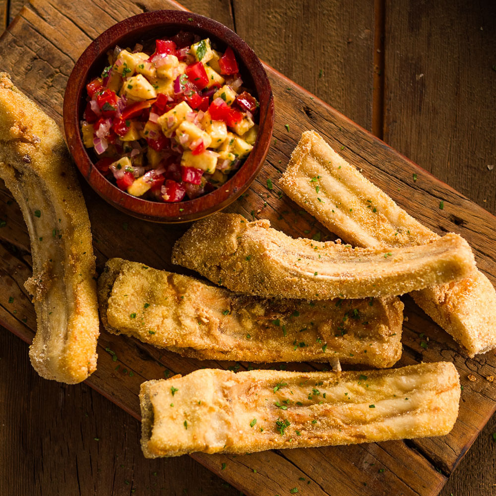 Receita de Costela de tambaqui empanada e frita servida com vinagrete de banana