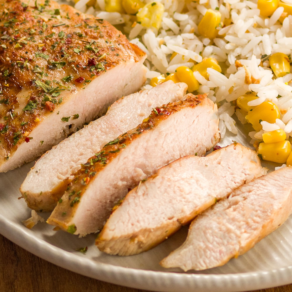 Receita de Filé de Peito Temperado com Arroz de Milho