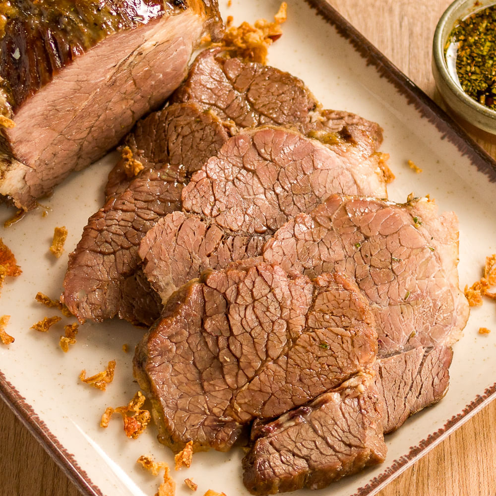 Receita de Peito bovino assado com crispy de cebola e molho chimichurri