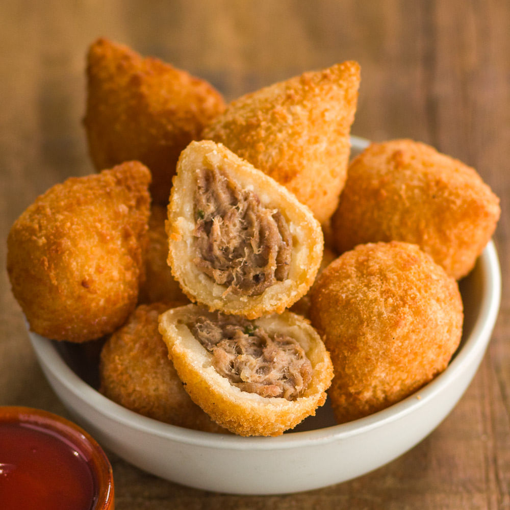 Receita de Coxinha de costela com mandioca acompanhada de molho barbecue