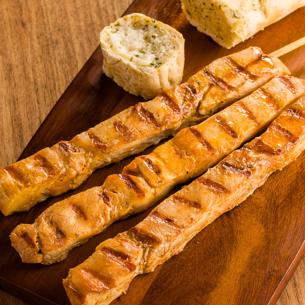Receita de Espetinho de peito de frango com pão de cebola