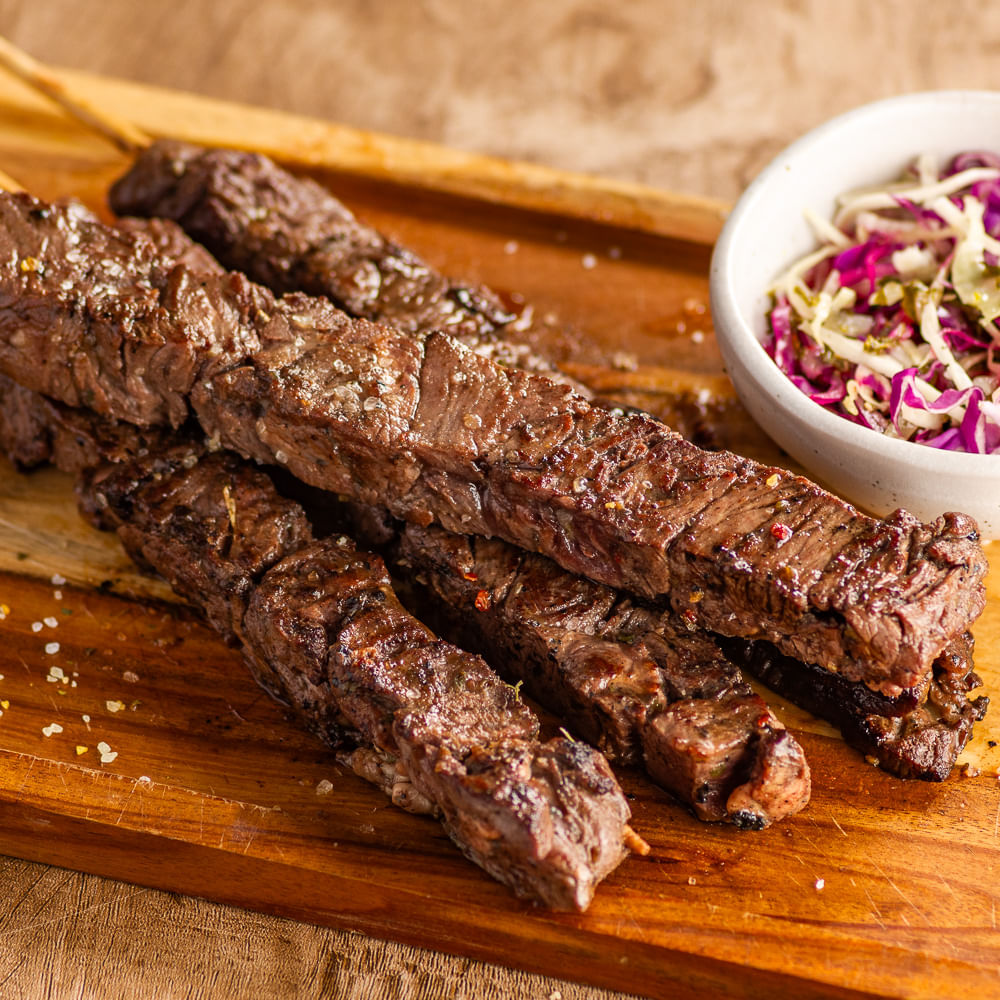 Receita de Espetinho Bovino com Vinagrete de Repolho