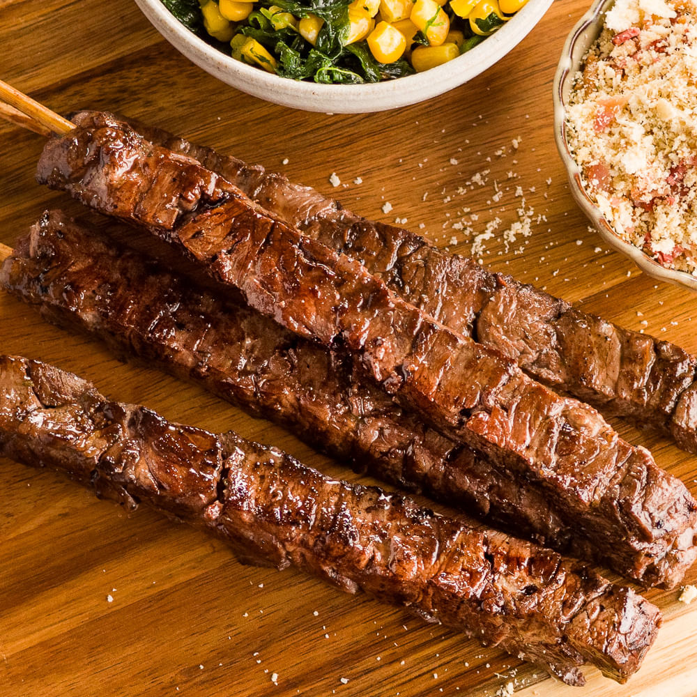 Receita de Espetinho bovino com salada de milho com espinafre e vinagrete de cebola