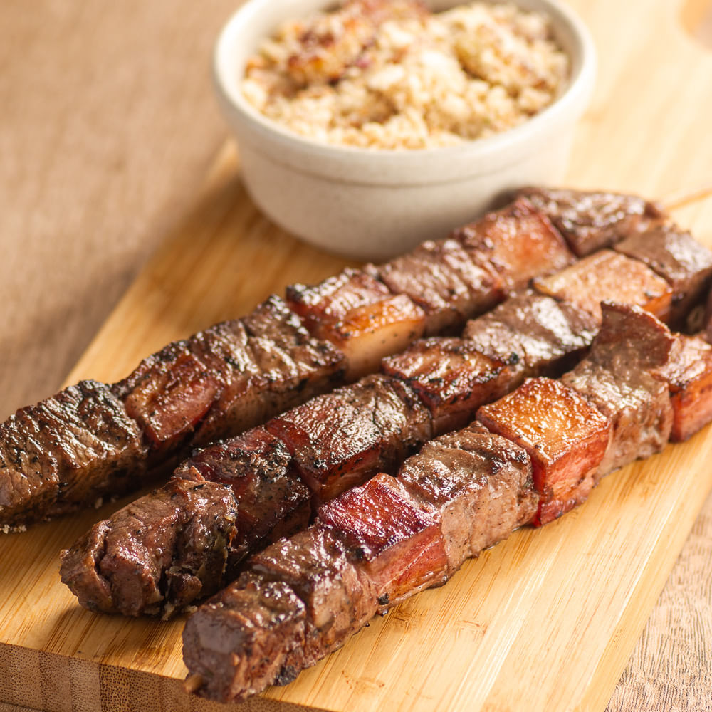 Receita de Espetinho Bovino com Bacon acompanhado de Farofa