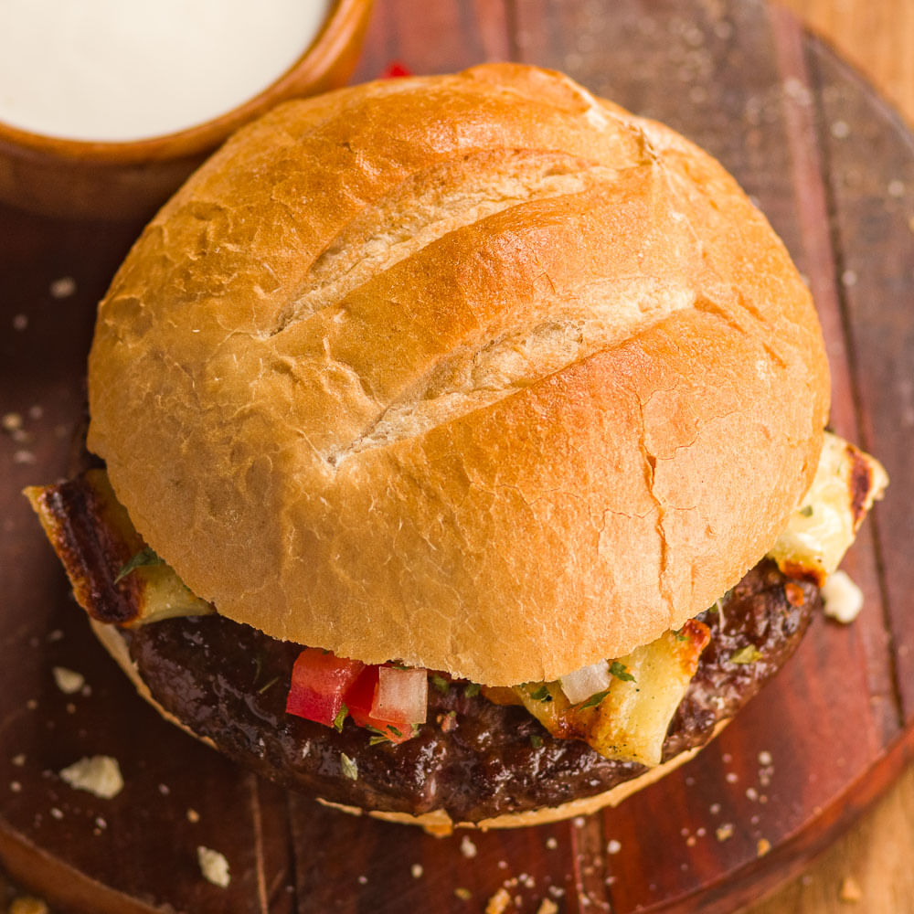 Receita de Hamburger de picanha com queijo coalho e vinagrete