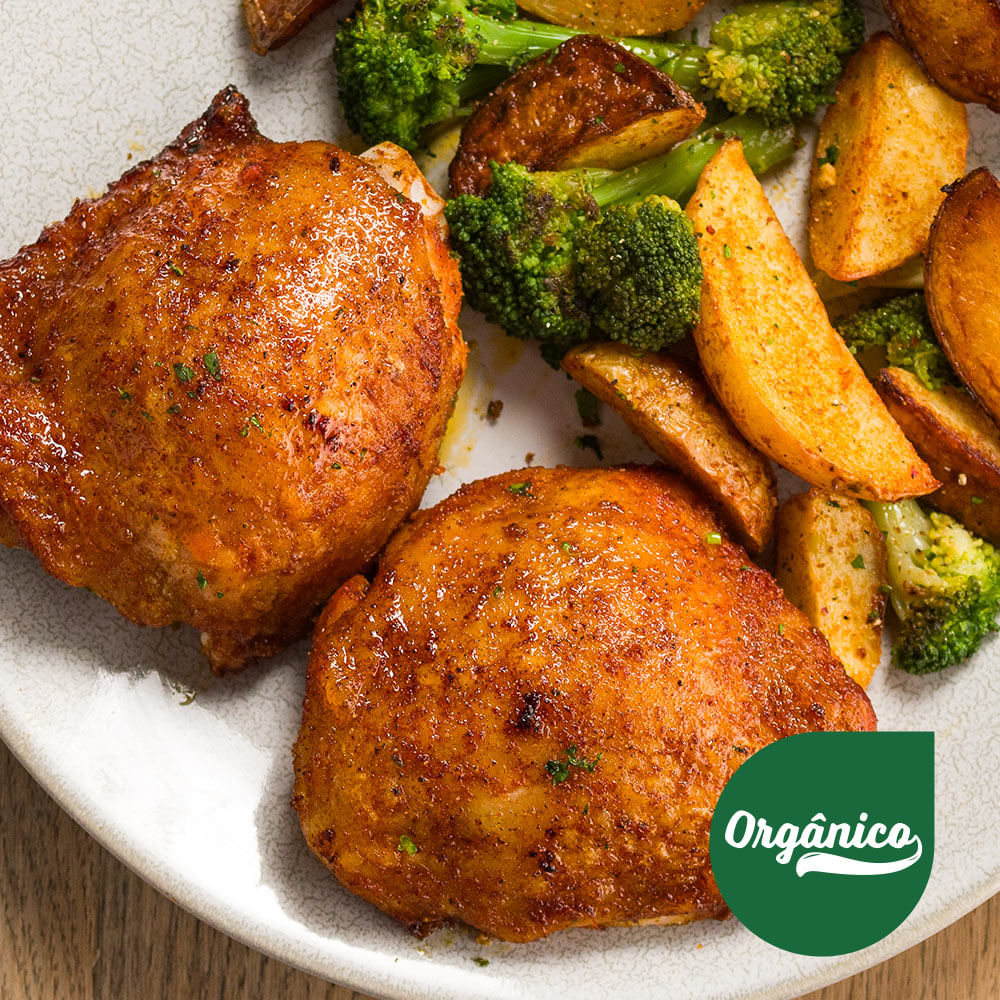 Sobrecoxa orgânica assada com brócolis e batata canoa