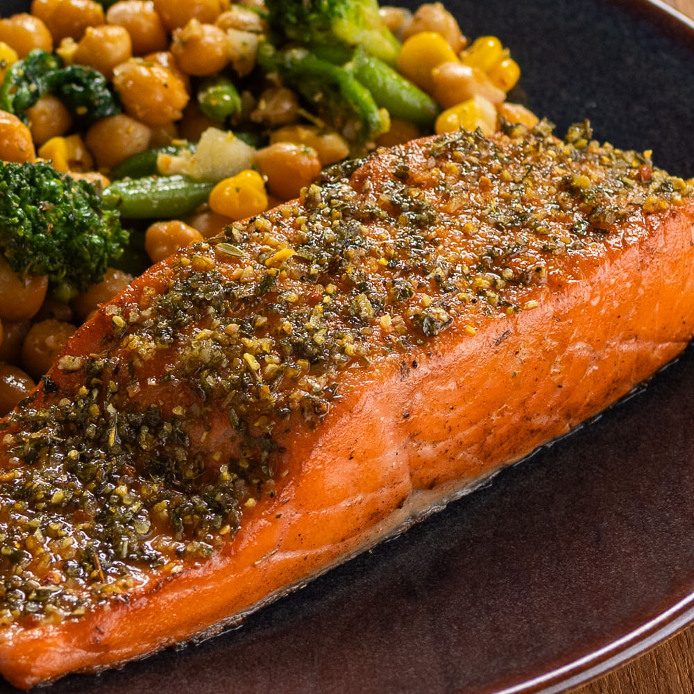 Receita Salmão no azeite de alho com salada fresca