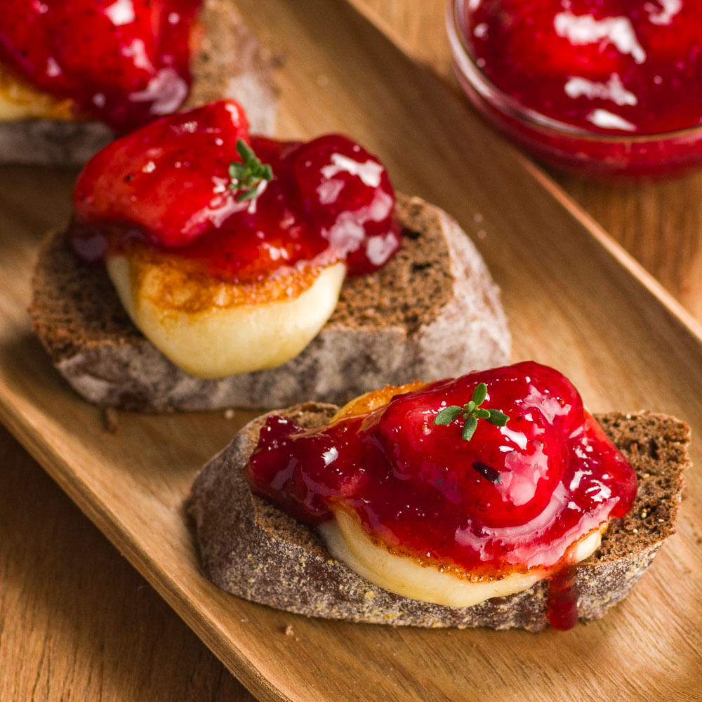 Receita de Bruschetta de Geleia de Morango com Queijo Coalho