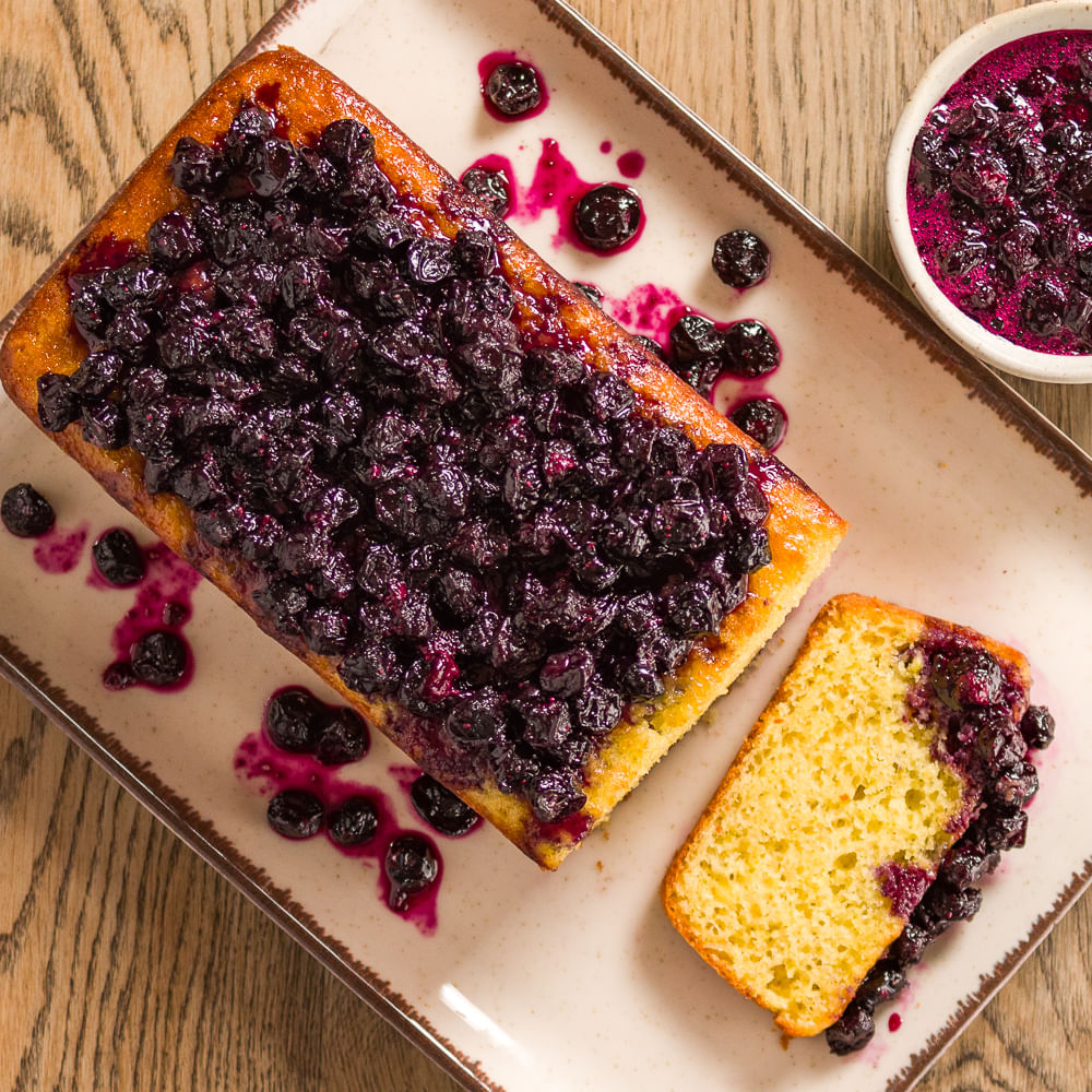 Receita de Bolo de laranja com compota de blueberries