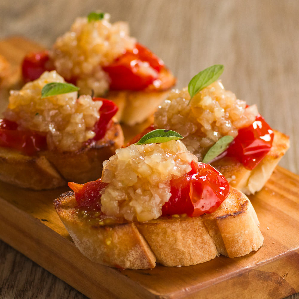 Receita de Bruschetta de tomate com geleia de alho