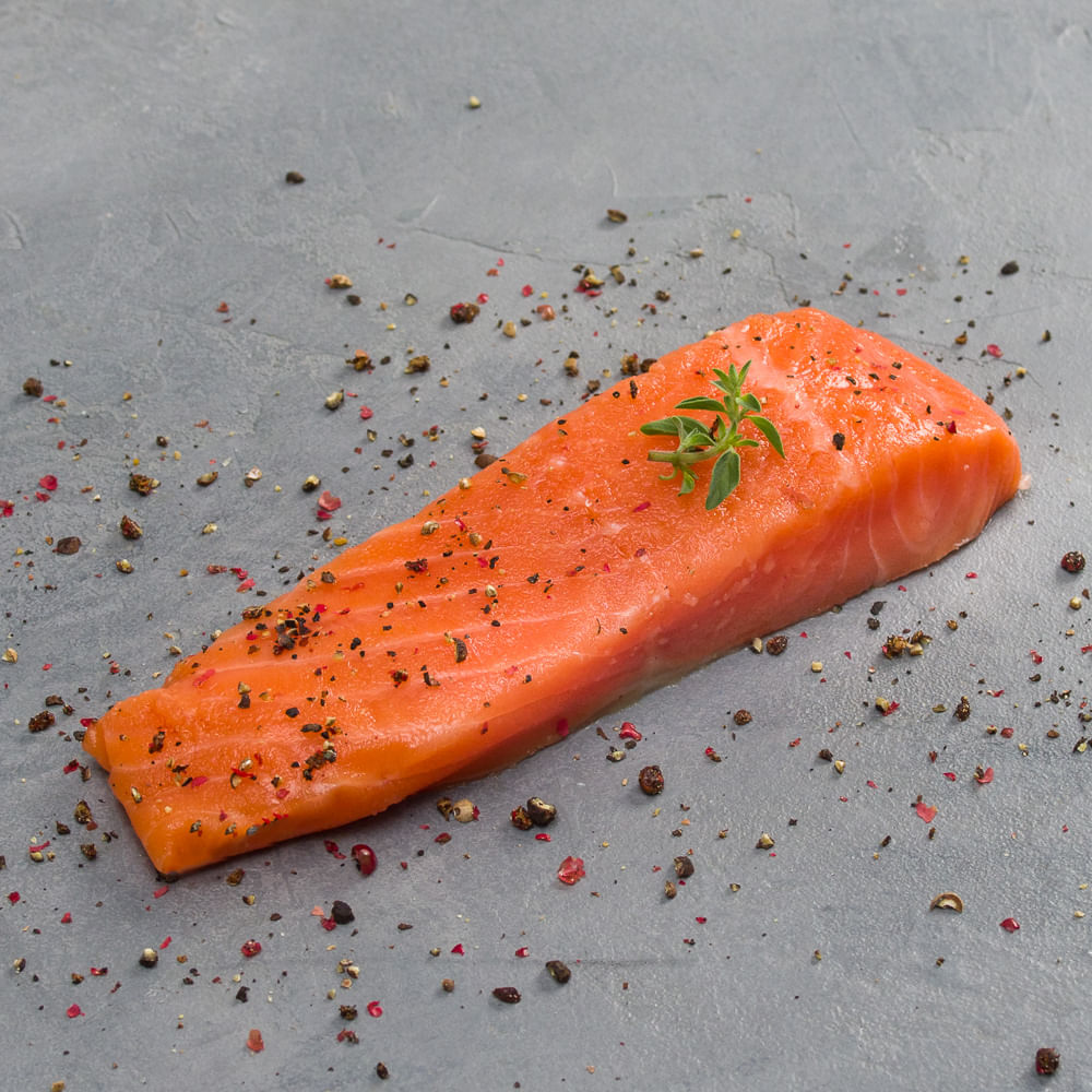 Receita de Filé de truta da Patagônia no papelote com batatas ao murro, azeitona chilena, tomate e alho confit