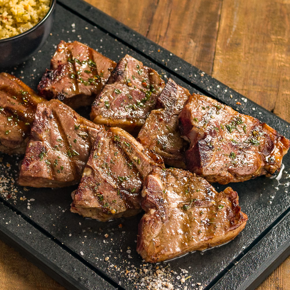 Receita de T-bone de cordeiro grelhado com cuscuz marroquino