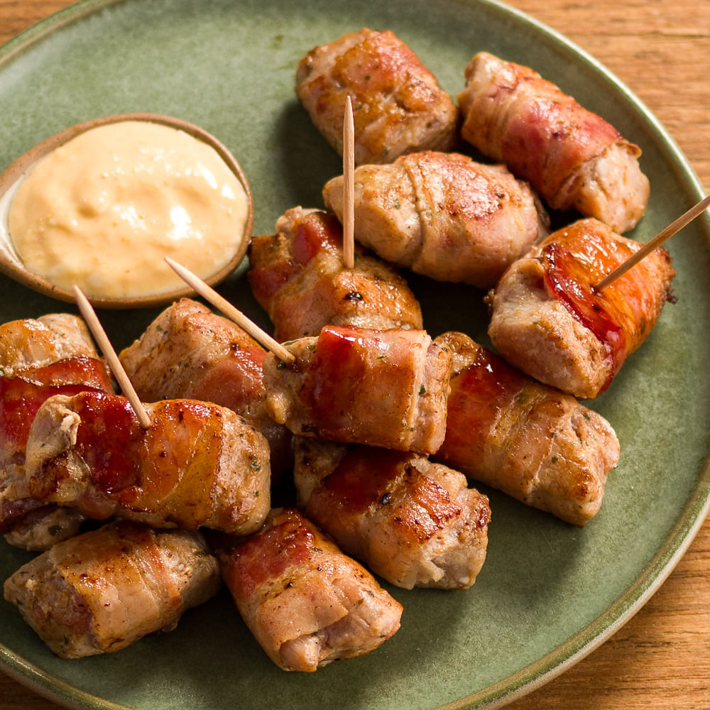 Receita de Filé Mignon Suíno com Bacon acompanhado de Maionese Apimentada e Defumada