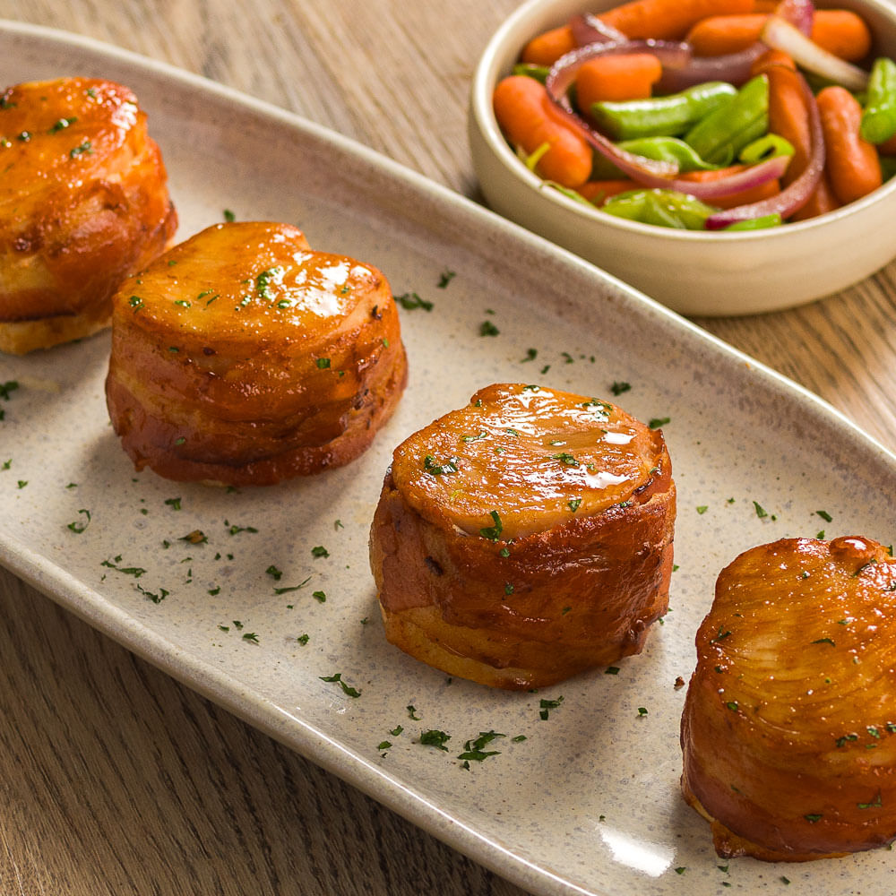 Receita de Medalhão de frango com bacon acompanhado de refogado de legumes