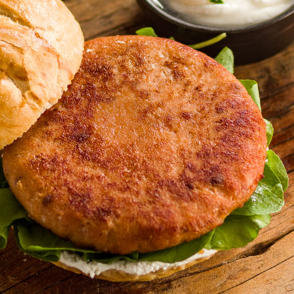 Receita de Hambúrger de Salmão com sour cream, pepino e rúcula