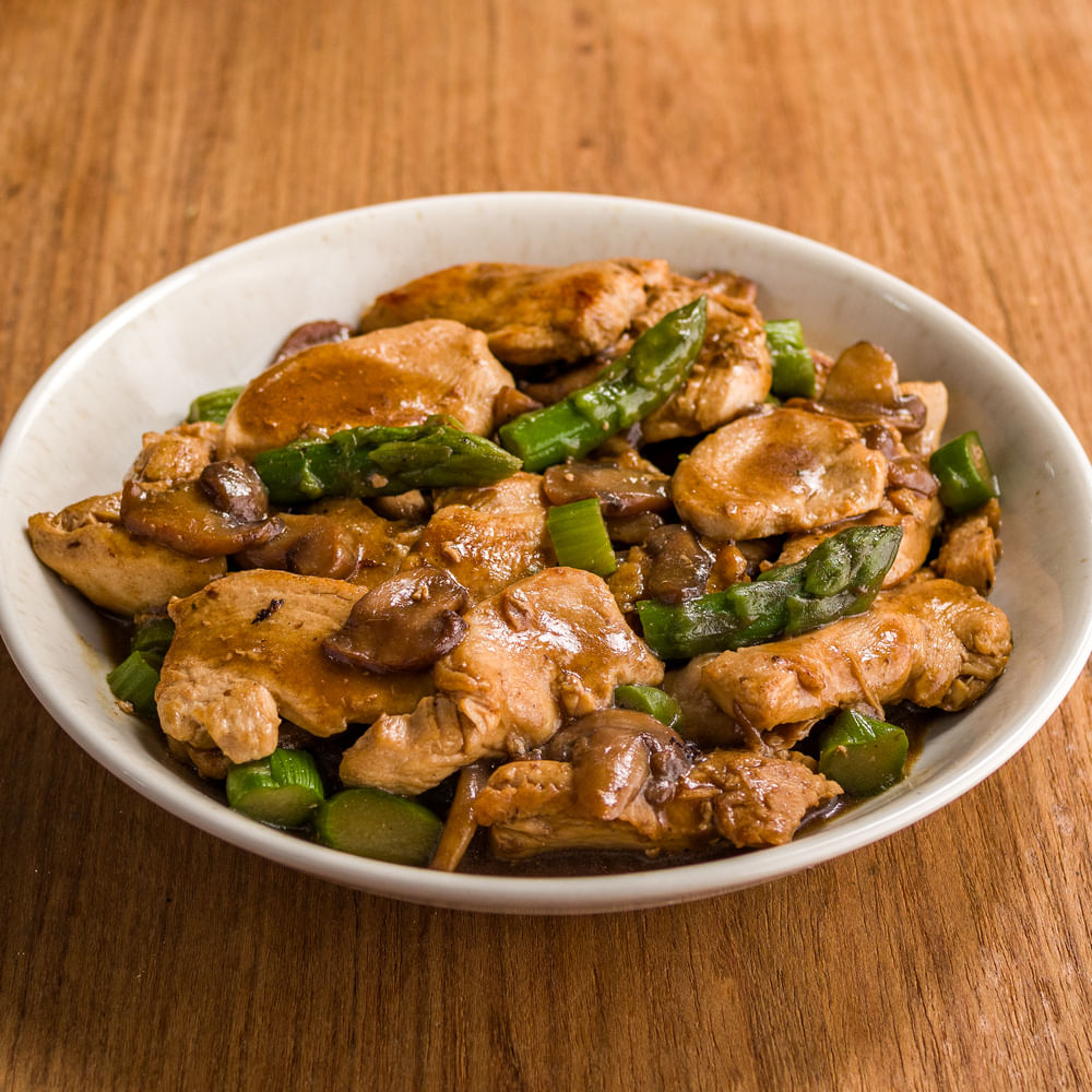 Receita de Filé de peito de Frango com aspargos e cogumelos