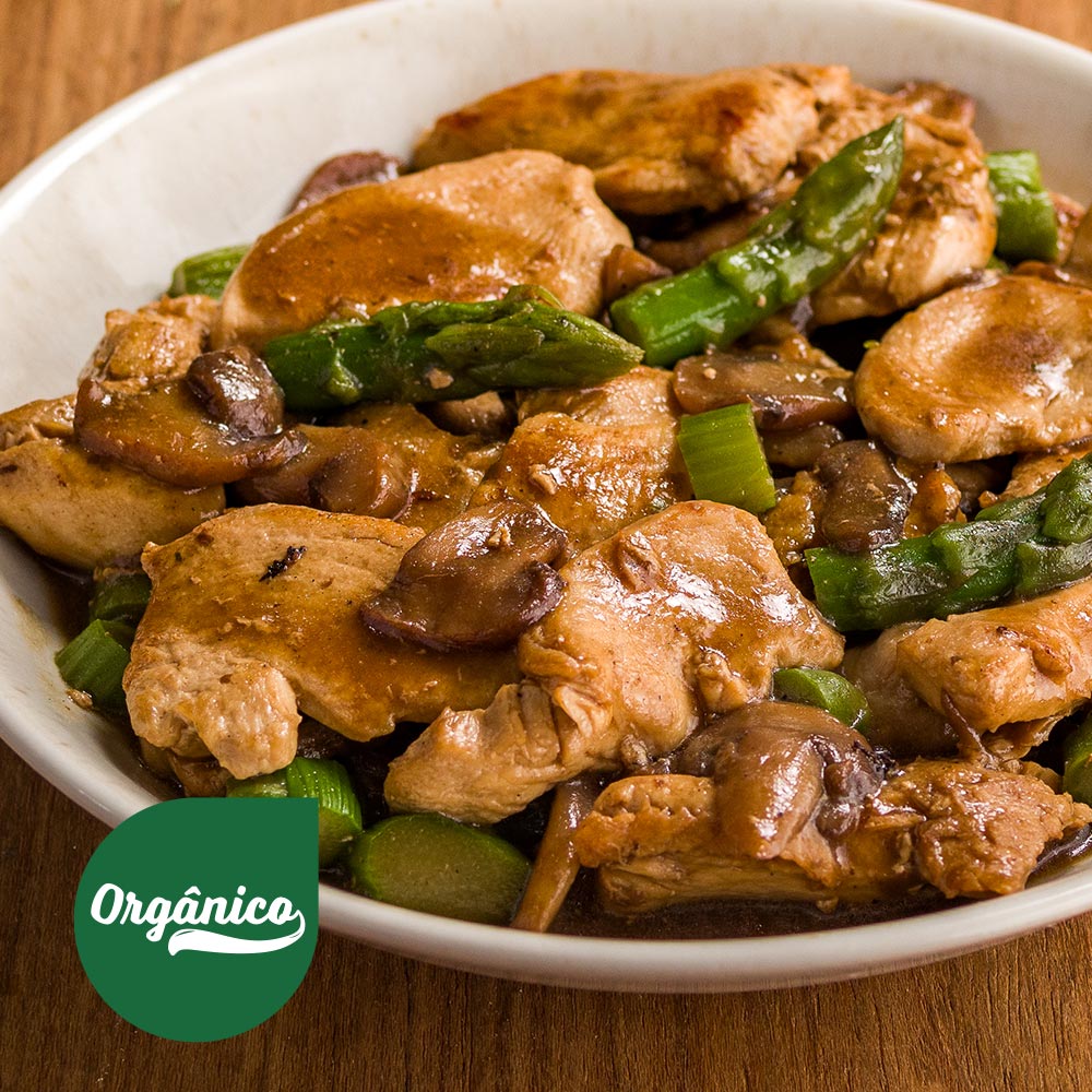 Receita de Filé de peito oriental com aspargos e cogumelos