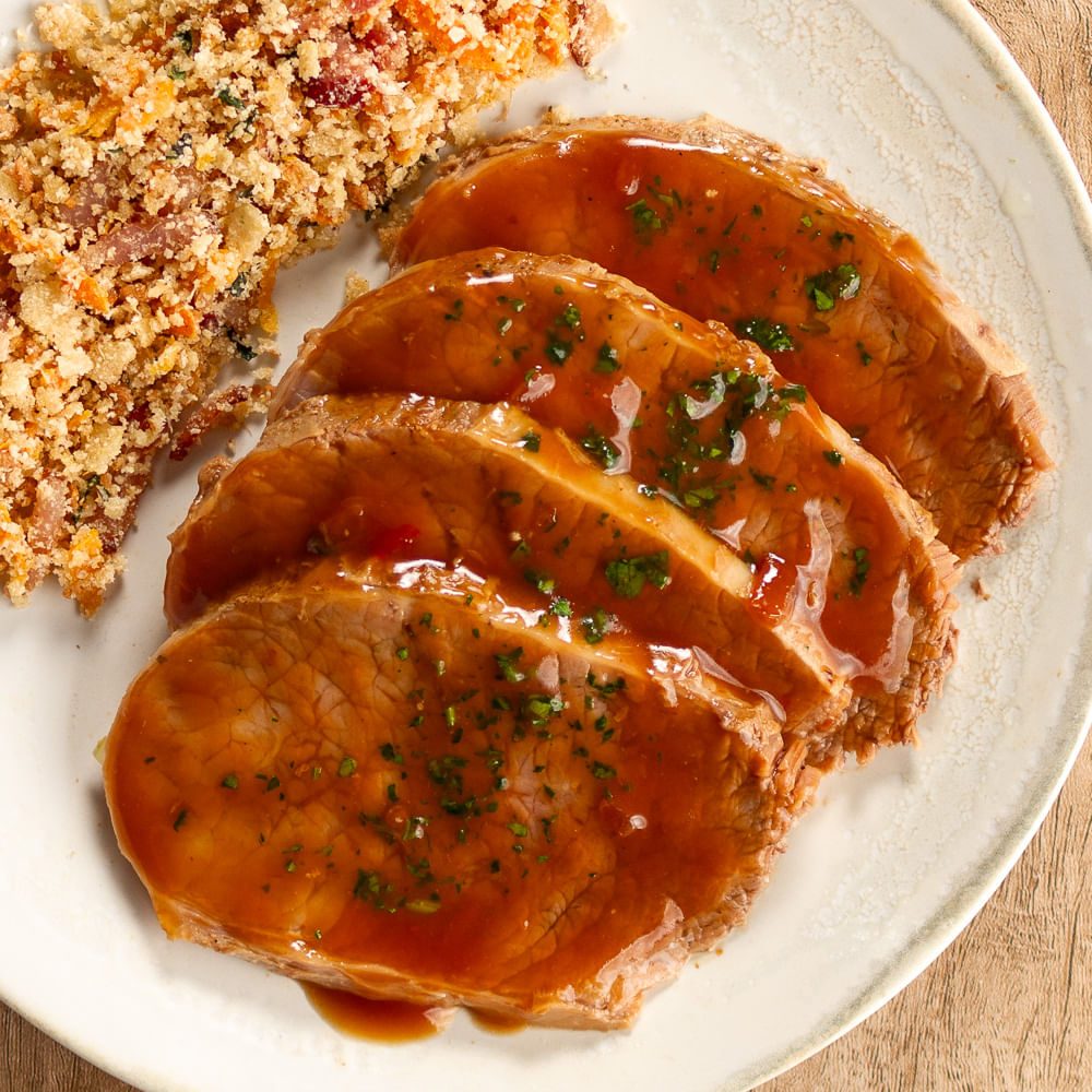 Receita de Lagarto assado com Farofa de Bacon