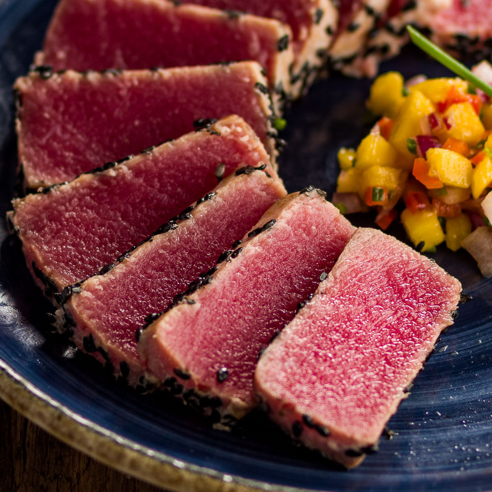 Receita de Atum selado em suave crosta de gergelim e vinagrete de manga