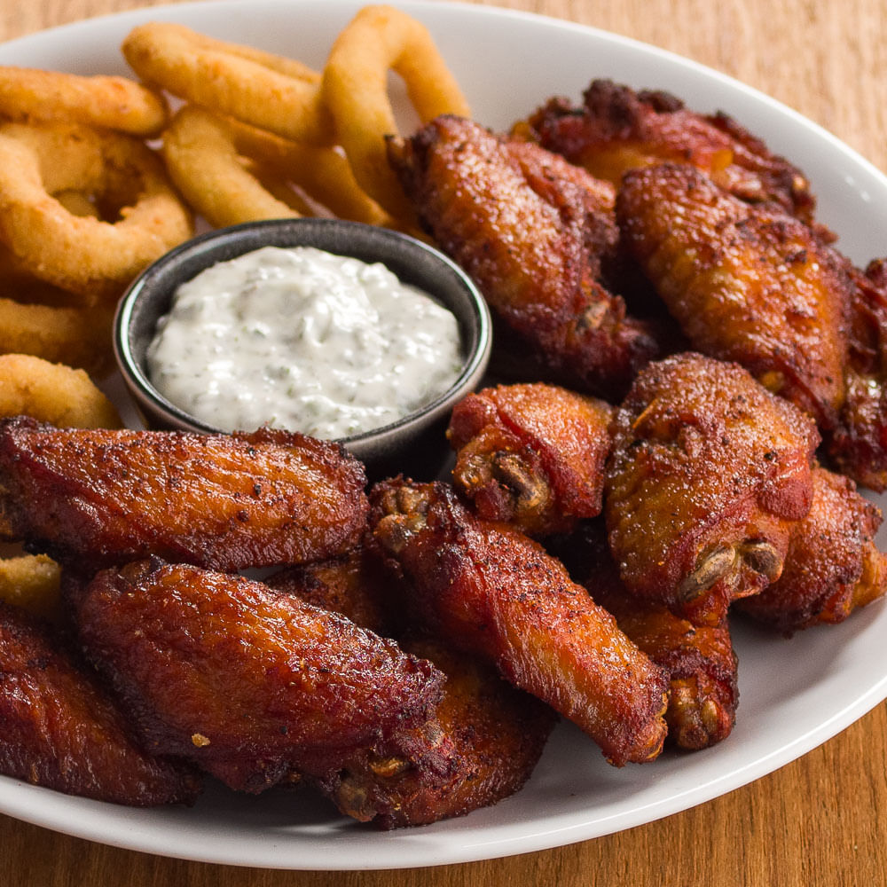 Receita de Meio da asa com onion rings e maionese de ervas