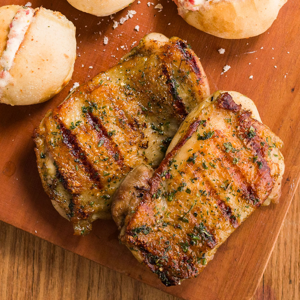 Receita de Sobrecoxa ao chimichurri na brasa acompanhado de pão de calabresa