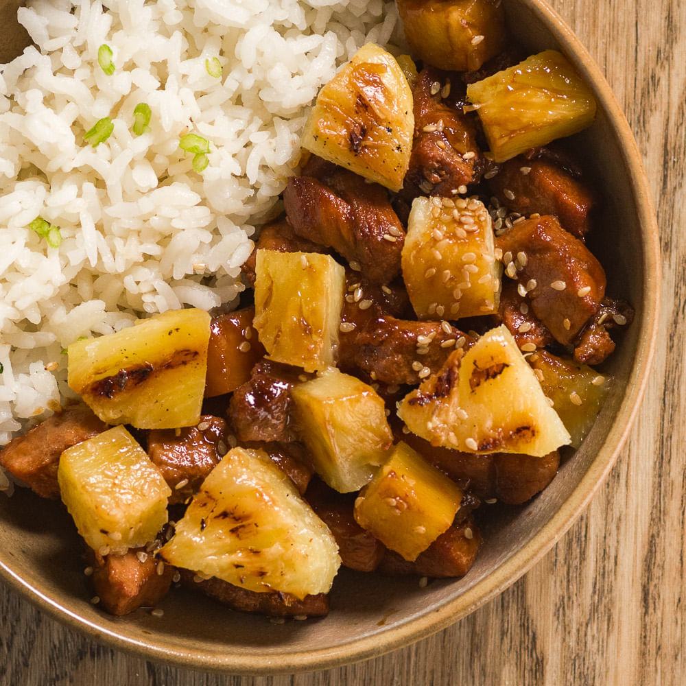 Receita de Acém com abacaxi caramelizado e gergelim acompanhado de arroz