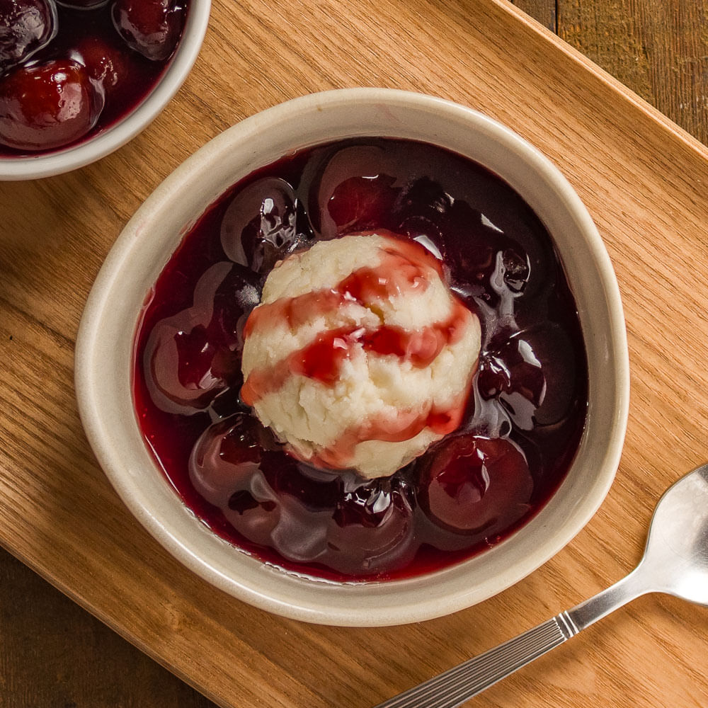 Receita de Sorvete de creme com calda de cereja