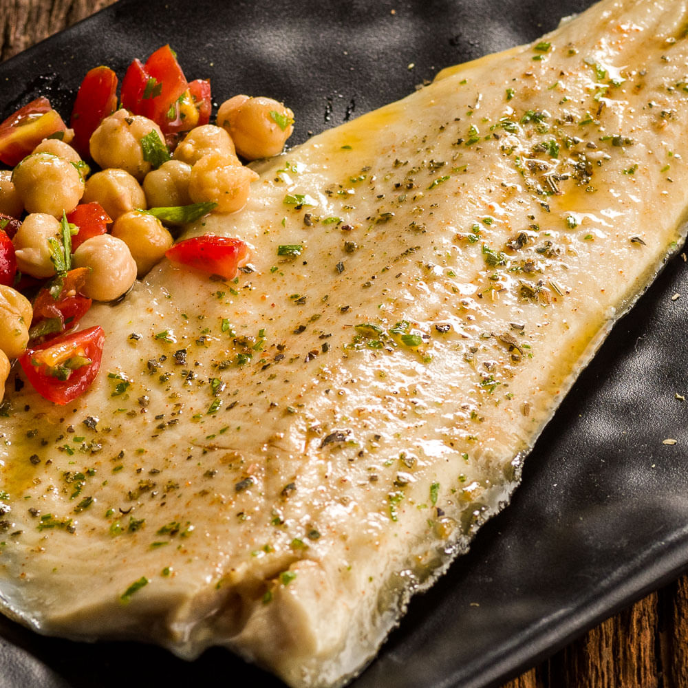 Receita de Filé de truta com salada de grão de bico e tomate