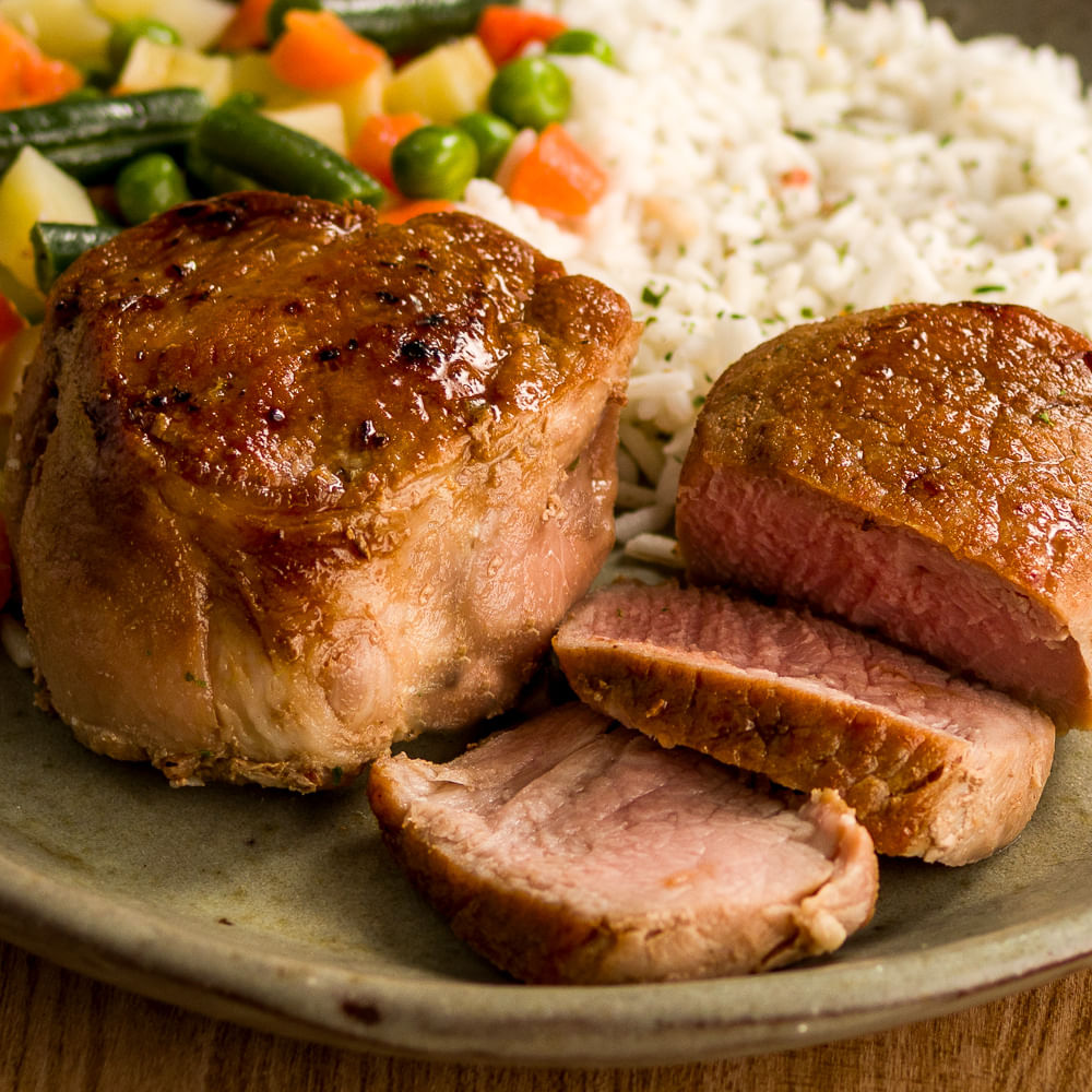 Receita de Medalhão de Filé Mignon Suíno grelhado com Arroz e Legumes