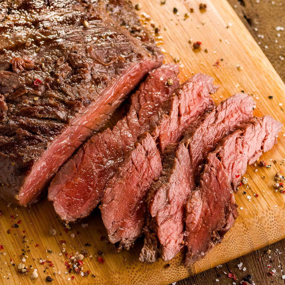 Receita de Fraldinha na brasa com vinagrete de cebola e mix de pimentas