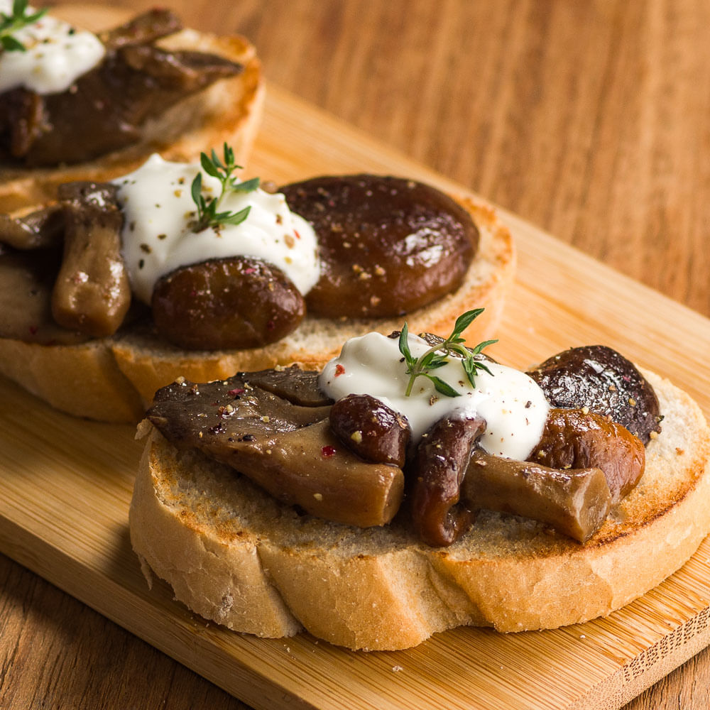 Receita de Bruschetta de cogumelos com creme azedo